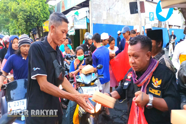 Surabaya, Obor Rakyat - Sebagai bentuk toleransi antar umat beragama, Indonesia Timoer Bersatu (ITB) dan Komunitas Jurnalis Jawa Timur (KJJT) menggelar Takjil Ramadhan, bertempat di depan Koramil 0830/05 Tandes, Balongsari, Surabaya, Minggu (31/3/2024).