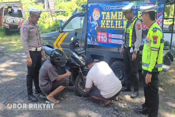 Situbondo, Obor Rakyat - Menjelang arus mudik lebaran Idul Fitri 1445 H tahun 2024, Satlantas Polres Situbondo, Polda Jatim, menyiapkan layanan tambal ban gratis bagi masyarakat yang melintas di jalur pantura Baluran Situbondo.