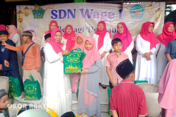 Sidoarjo, Obor Rakyat - Sekolah Dasar Negeri (SDN) Wage 1, Kecamatan Taman, Kabupaten Sidoarjo, mengadakan acara kegiatan bhakti sosial (baksos).