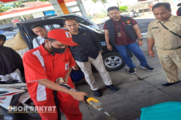 Bondowoso, Obor Rakyat - Stasiun Pengisian Bahan Bakar Umum (SPBU) di Kota Kulon, Kecamatan Bondowoso, menjadi sasaran Inspeksi Mendadak (Sidak) petugas Satreskrim Polres bersama Diskoperindag setempat. Sidak ini bertujuan untuk memastikan ketersediaan stok BBM dan keakuratan takaran pengisian di SPBU, sehingga masyarakat tidak dirugikan saat mengisi BBM.