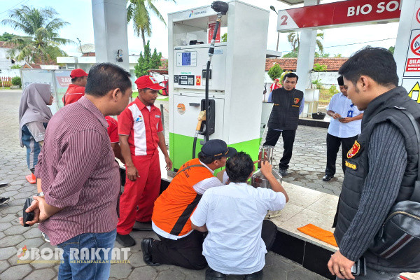 Banyuwangi, Obor Rakyat - Stasiun Pengisian Bahan Bakar Umum (SPBU) Karangente, Banyuwangi, Jawa Timur, menjadi sasaran Inspeksi Mendadak (Sidak) petugas gabungan.