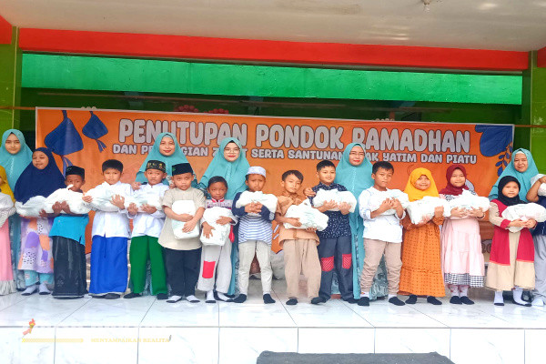 Sidoarjo, Obor Rakyat - Puluhan anak yatim siswa SD Negeri Kedungturi, Kecamatan Taman, Kabupaten Sidoarjo, mendapat rezeki tambahan dalam bentuk santunan zakat.