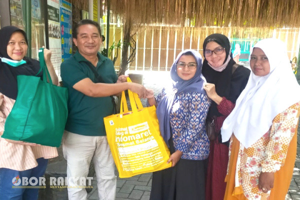 Sidoarjo, Obor Rakyat - Menyambut datangnya Hari raya idul Fitri 1445 Hijriah, segenap wali murid yang tergabung dalam Paguyuban wali murid kelas V -A, B, C dan D Sekolah Dasar Negeri (SDN) Kedungturi, Kecamatan Taman, Kabupaten Sidoarjo, bagikan Tali Asih dan paket sembako kepada pegawai non ASN di lingkungan SDN tersebut, Sabtu (6/4/2024).