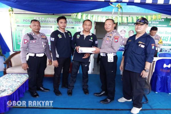 Bondowoso, Obor Rakyat - Rumah Sakit (RS) Bhayangkara Bondowoso tebarkan kebaikan dibulan suci Ramadhan dengan melaksanakan pemeriksaan kesehatan kepada semua personel yang bertugas di beberapa titik Pos Pengamanan (Pospam) 2024 di tiga Kabupaten, mulai 5 sampai 8 April 2024.
