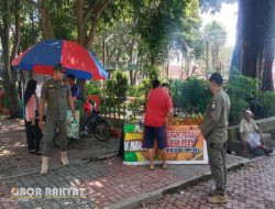 Manfaatkan Momen Lebaran dengan Jualan di Trotoar Alun-alun RBA, Satpol PP Bondowoso Tetap Lakukan Penertiban PKL