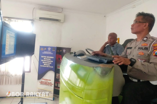 Surabaya, Obor Rakyat - Dalam memberikan pelayanan yang optimal, Satpas Colombo permudah ujian Simulator, dengan di contohkan terlebih dulu oleh petugas.
