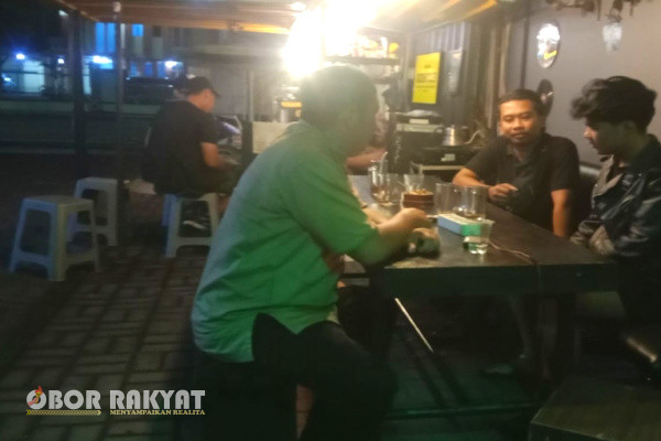 Bondowoso, Obor Rakyat – Satuan Polisi Pamong Praja (Satpol PP) Kabupaten Bondowoso, razia warung minuman keras (miras) yang berkedok jualan kopi, di Gang Guntur, Kecamatan Bondowoso, Kamis (18/4/2024) dini hari.