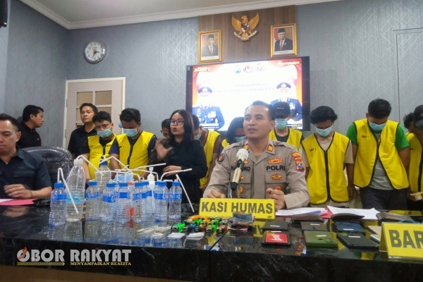 Surabaya, Obor Rakyat - Sebanyak 11 orang diamankan Satresnarkoba Polrestabes Surabaya.