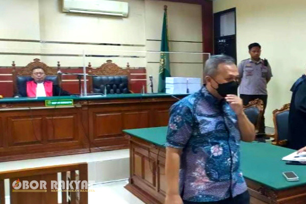 Surabaya, Obor Rakyat - Eks Kajari Bondowoso, Puji Triasmoro terdakwa dugaan kasus suap pengurusan perkara senilai Rp 475 juta yang terkena Operasi Tangkap Tangan (OTT) okeh Komisi Pemberantasan Korupsi ( KPK), divonis 7 tahun penjara dan denda Rp 300 juta.