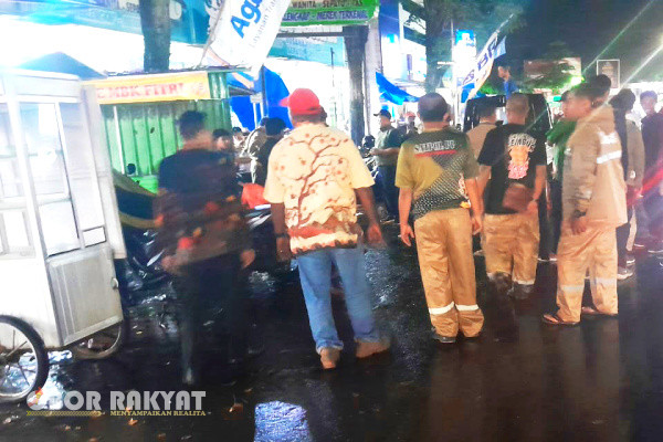 Bondowoso, Obor Rakyat - Personel Satuan Polisi Pamong Praja (Satpol PP) Kabupaten Bondowoso, menertibkan sejumlah lapak (Gerobak) pedagang kaki lima (PKL) yang ditinggalkan pemiliknya usai berjualan di badan jalan pada Senin (22/4/2024) sore.