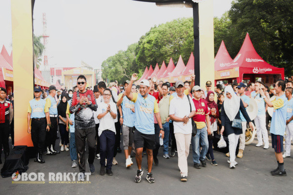 Jember, Obor Rakyat - Pengurus Persatuan Wartawan Indonesia (PWI) Jember bersama pemerintah daerah (Pemda) setempat menggelar kegiatan Jalan-jalan Santai (JJS), Minggu, (28/4 2024), pagi.