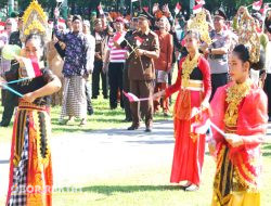 Peringati Hardiknas Tingkat Kabupaten, Forkompinda Bondowoso Lakukan Flash Mob dan Penyerahan Piagam Pemuda Pelopor