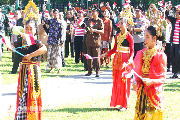Bondowoso, Obor Rakyat - Kepala Kejaksaan Negeri (Kajari) Bondowoso, Dzakiyul Fikri, S.H., M.H bertindak sebagai Inspektur upacara peringatan Hari Pendidikan Nasional (Hardiknas) tingkat Kabupaten Bondowoso yang digelar di Alun-alun Raden Bagus Asra (RBA) Ki Ronggo, Kamis (2/5/2024).