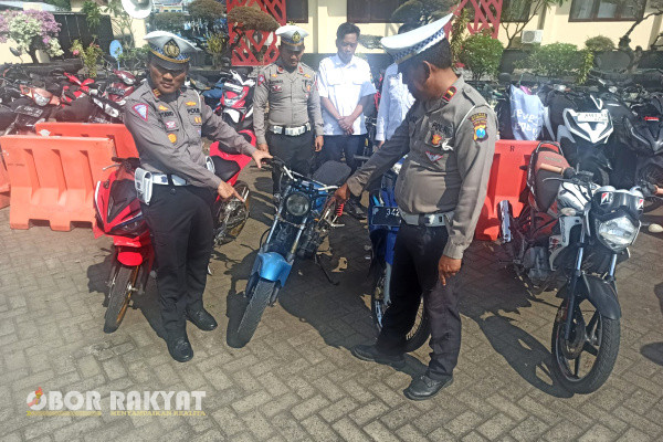 Situbondo, Obor Rakyat – Polres Situbondo, Polda Jatim, kembali menindak tegas puluhan sepeda motor protolan atau modifikasi “herex” yang hendak balap liar.