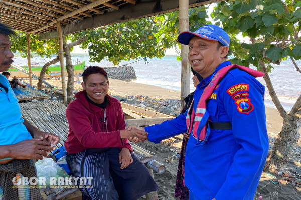 Kedua nelayan itu adalah Sajuri (56) dan Syahrul Gunawan (26). Mereka sempat terombang-ambing di laut selama berjam-jam sebelum diselamatkan oleh Satpolair Polresta Banyuwangi.