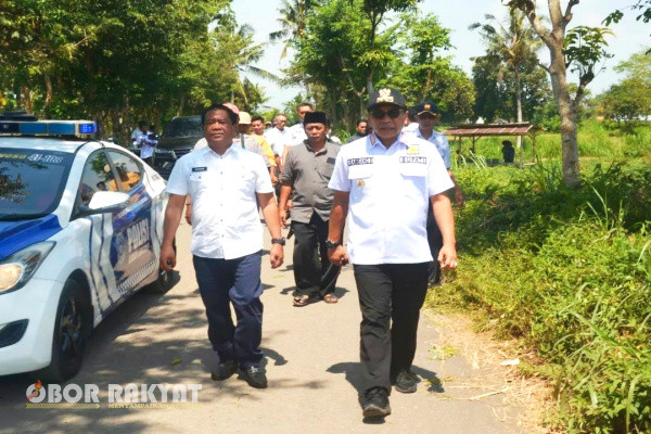 Bondowoso, Obor Rakyat - Pejabat (Pj) Bupati Bondowoso Bambang Soekwanto meninjau ruas jalan rusak dan rumah tidak layak huni (RTLH), di wilayah Kecamatan Jambesari Darusholla, Kamis (9/5/2024).
