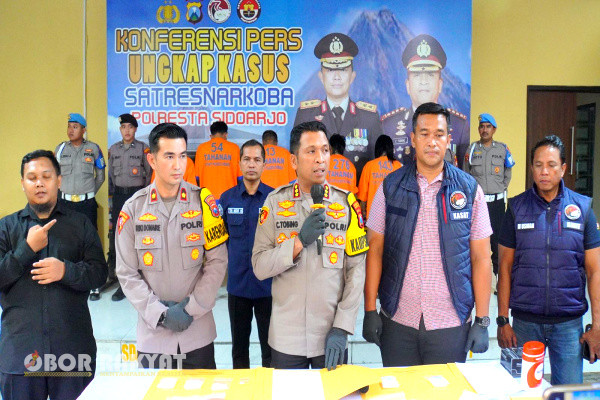 Sidoarjo, Obor Rakyat - Pasangan Suami Istri (Pasutri) S dan AV ditangkap anggota Satresnarkoba Polresta Sidoarjo, pada 17 April 2024 sore saat sedang meranjau sabu di depan mini market kawasan Bangsri, Sukodono.