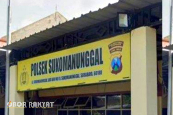 Surabaya, Obor Rakyat - Kabar tak sedap menimpa Kepolisian Sektor (Polsek) Sukomanunggal, Polrestabes Surabaya. Pasalnya, diduga oknum anggotanya kencani dan gelapkan motor.