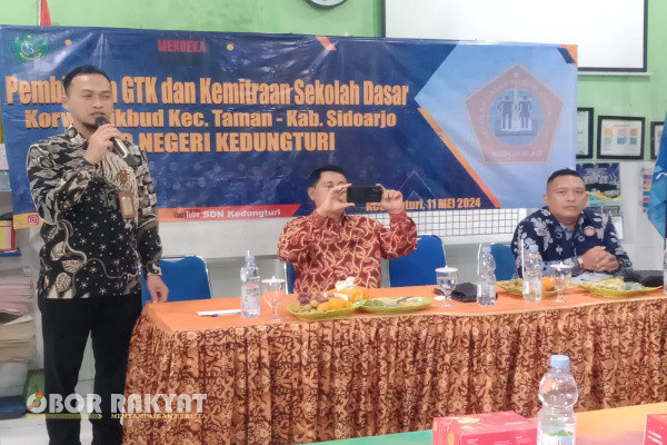 Sidoarjo, Obor Rakyat - Sekolah Dasar Negeri (SDN) Kedungturi, Kecamatan Taman, Kabupaten Sidoarjo, Provinsi Jawa Timur, menyelenggarakan pembinaan guru dan tenaga kependidikan (GTK), bertempat di ruang Aula SDN Kedungturi, Sabtu (11/05/2024)