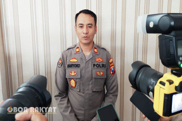 Surabaya, Obor Rakyat - Terkait adanya anggota Kepolisian Sektor (Polsek) Sukomanunggal, Polrestabes Surabaya, yang diduga kencani dan gelapkan motor milik seorang wanita langsung ditanggapi serius oleh Polrestabes Surabaya.