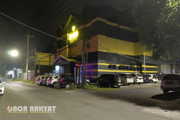 Surabaya, Obor Rakyat - JW Club dan Karaoke dikabarkan di grebek beberapa anggota Polisi. Kurang lebih 7 (tujuh) pengunjung diamankan atas dugaan penyalahgunaan narkotika, Kamis (16/5/2023) sekitar pukul 22.00 WIB.