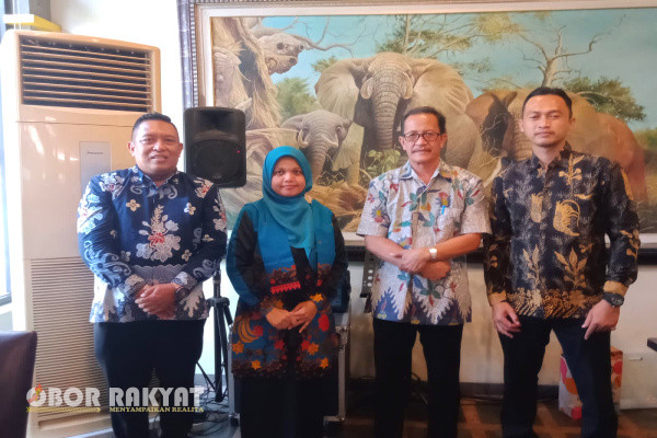Sidoarjo, Obor Rakyat - Dalam kehidupan adanya pertemuan, pasti juga akan ada perpisahan. Seperti halnya Kepala Sekolah (Kepsek) di SDN Kedungturi, Kecamatan Taman, Kabupaten Sidoarjo, kini mengalami rotasi mutasi pimpinan.