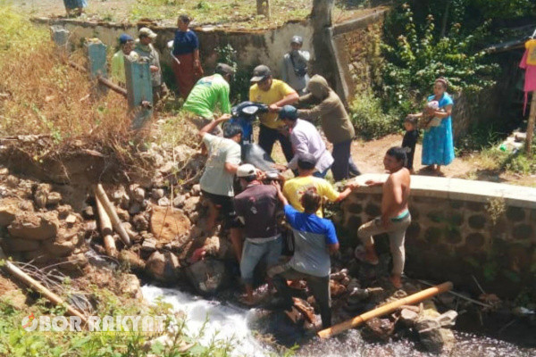 Bondowoso, Obor Rakyat - Viral di Jagat Maya, sebuah jembatan penghubung antar desa di Dawuhan, Kecamatan Grujugan, Kabupaten Bondowoso ambruk sehingga mengakibatkan seorang pengendara motor jatuh ke sungai.