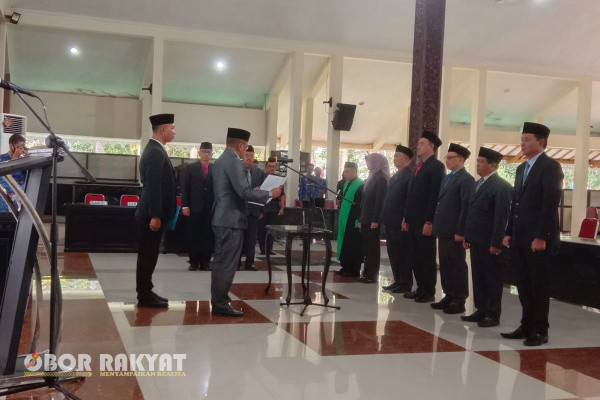 Bondowoso, Obor Rakyat - Penjabat (Pj) Bupati Bambang Soekwanto melantik 6 Pejabat Pimpinan Tinggi Pratama (Eselon ll) di lingkungan Pemerintah Kabupaten Bondowoso.