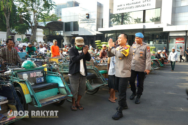 Surabaya, Obor Rakyat – Kapolrestabes Surabaya, Kombes Pol Dr. Pasma Royce, pagi ini kembali berbagi kebahagiaan dengan mengajak sarapan bersama Abang becak dilanjutkan dengan berbagi sembako di Lapangan A Mapolrestabes Surabaya, Polda Jatim, Selasa (21/5/2024)