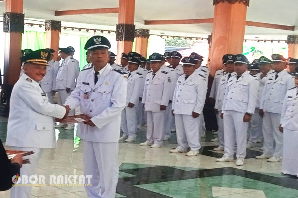 Situbondo, Obor Rakyat - Bupati Karna Suswandi melantik ratusan Kepala Desa (Kades) se-kabupaten Situbondo, Kamis (23/5/2024) di Graha Amukti Praja Pendopo Aryo Situbondo.