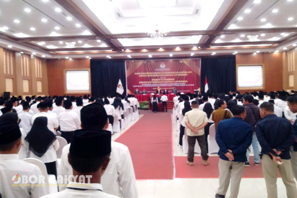 Bondowoso, Obor Rakyat – Rona bahagia terpancar di raut wajah ratusan anggota Panitia Pemungutan Suara (PPS) Pemilihan Kepala Daerah (Pilkada) 2024.