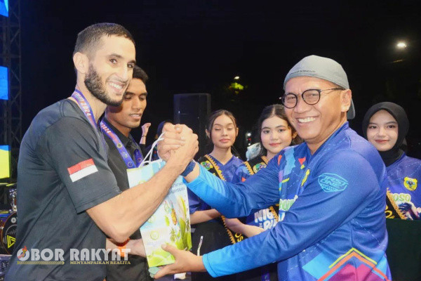 Bondowoso, Obor Rakyat - Pemerintah Kabupaten (Pemkab) Bondowoso melalui Dinas melalui Dinas Pariwisata Budaya Pemuda dan Olahraga (Disparbudpora), kembali menggelar Night Run, Sabtu (1/6/2024) di depan Pendopo Raden Bagus Asra (RBA) Ki Ronggo, Jalan Letnan Karsono, Kecamatan Bondowoso.