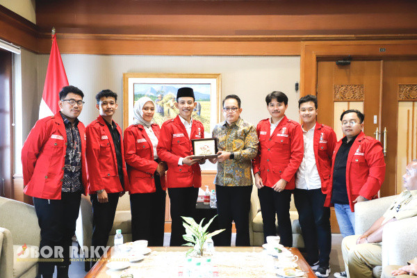 Surabaya, Obor Rakyat - Momentum Bulan Bung Karno, Dewan Pengurus Daerah (DPD) Gerakan Mahasiswa Nasional Indonesia (GMNI) Jawa Timur sampaikan hasil kajian isu strategis dan rekomendasi kepada Pejabat (Pj) Gubernur Jawa Timur (Jatim), Adhy Karyono.