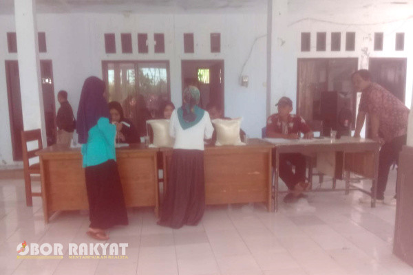 Bondowoso, Obor Rakyat - Desa Pucang Anom, Kecamatan Jambesari Darusholla, Kabupaten Bondowoso, dihebohkan dengan pungutan Pajak Bumi dan Bangunan (PBB) di saat warga mengambil bantuan pangan beras Bulog, Kamis (6/6/2024).
