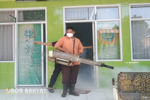 Sidoarjo, Obor Rakyat - Menekan angka penyakit Demam Berdarah Dengue (DBD) serta upaya agar anak didiknya terhindar dari penyakit tersebut, Sekolah Dasar Negeri (SDN) Kedingturi, Kecamatan Taman, Kabupaten Sidoarjo, giat Fogging, Sabtu (8/6/2024).