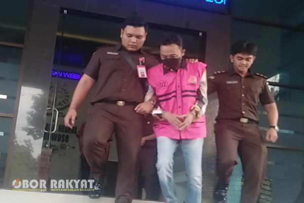 Bondowoso, Obor Rakyat – Kejaksan Negeri (Kejari) Bondowoso, Jawa Timur, menjebloskan UR (Unang Raharjo) mantan Kepala Desa (Kades) Maskuning Kulon, Kecamatan Pujer, Periode 2015-2019, ke Jeruji Penjara karena diduga melakukan korupsi bantuan alat mesin pertanian (Alsintan) Traktor R4 (Roda Empat).