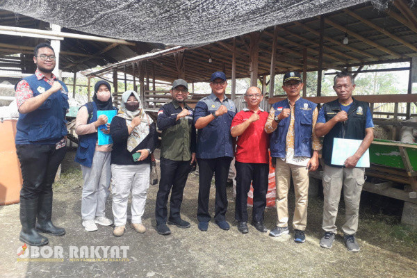 Bondowoso, Obor Rakyat - Untuk menjamin kesehatan hewan kurban pada hari raya Idul Adha atau 10 Zulhijah 1445 Hijriah, Dinas Peternakan dan Perikanan (Disnakan) Pemerintah Kabupaten (Pemkab) Bondowoso bersama Dinas Perindustrian dan Perdagangan (Disperindag) Pemerintah Provinsi (Pemprov) Jawa Timur, melepas sejumlah orang tim pemeriksa hewan kurban yang terdiri dari dokter hewan.