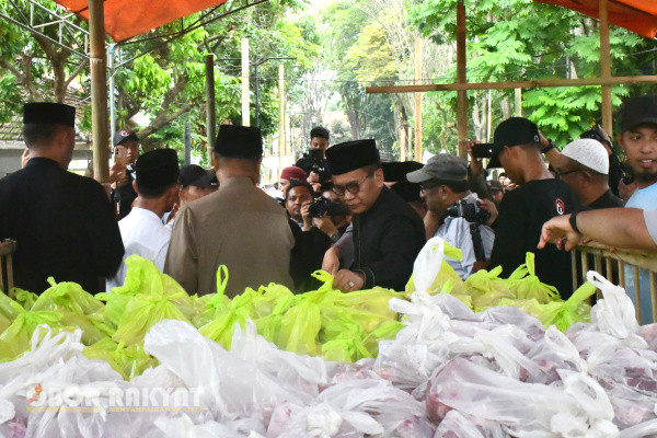 Bondowoso, Obor Rakyat – Pejabat (Pj) Bupati Bondowoso, Bambang Soekwanto turun langsung melakukan monitoring pelaksanaan pemotongan hewan kurban pada hari Idul Adha 1445 Hijriah, di Pondok Pesantren (Ponpes) Al Islah, di Dadapan, Kecamatan Grujugan, Senin (17/6/2024).