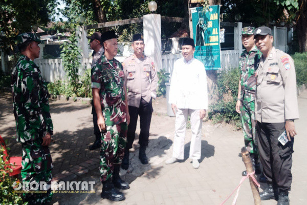 Bondowoso, Obor Rakyat - Jajaran Forum Koordinasi Pimpinan Kecamatan (Forkopincam) Grujugan menyambut hangat kehadiran rombongan dari Pejabat (Pj) Bupati Bondowoso saat melakukan monitoring pelaksanaan pemotongan hewan kurban di Pondok Pesantren (Ponpes) Al Islah, dan Rumah Zakat Taman Lansia Barokah Desa Wonosari, Senin (18/6/2024).