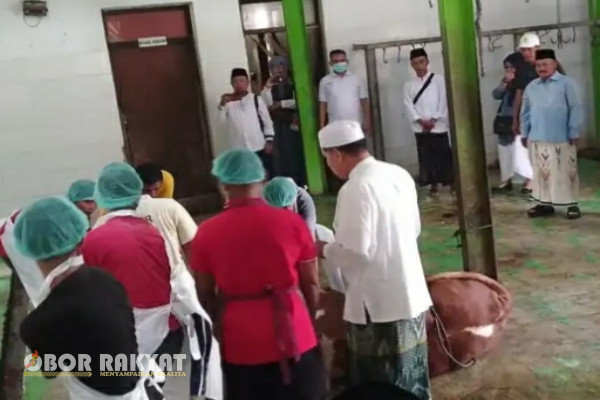 Situbondo, Obor Rakyat – Bupati Situbondo, Karna Suswandi memantau penyembelihan hewan korban di Rumah Potong Hewan (RPH) Sumberkolak, Kecamatan Panarukan, Senin (17/6/2024).