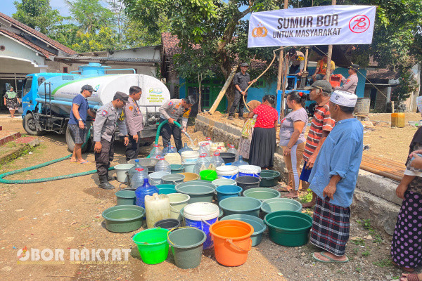 Jember, Obor Rakyat - Puluhan anggota Polres Jember, Polda Jatim membantu warga di lingkungan Plalangan, Kelurahan Bintoro, Kecamatan Patrang, dengan menggali tanah untuk membuat sumur bor sedalam 80-100 meter.