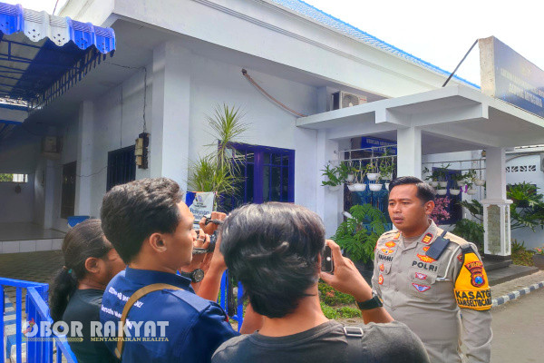 Jember, Obor Rakyat – Kegiatan rutin anggota Satuan Lalu Lintas (Satlantas) Polres Jember Polda Jatim senatiasa siaga di beberpa titik rawan kepadatan maupun kecelakaan lalu lintas.