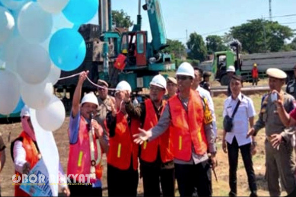 Situbondo, Obor Rakyat – Bupati Situbondo, Karna Suswandi membuka Ground Breaking pembangunan Gelanggang Olahraga (GOR) yang ada di Dusun Bataan, Desa Kilensari, Kecamatan Panarukan, Rabu (19/6/2024).