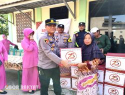 Hari Bhayangkara ke-78, Polres Metro Bekasi Bersama Polsek Muara Gembong Giat Baksos di Pantai Mekar