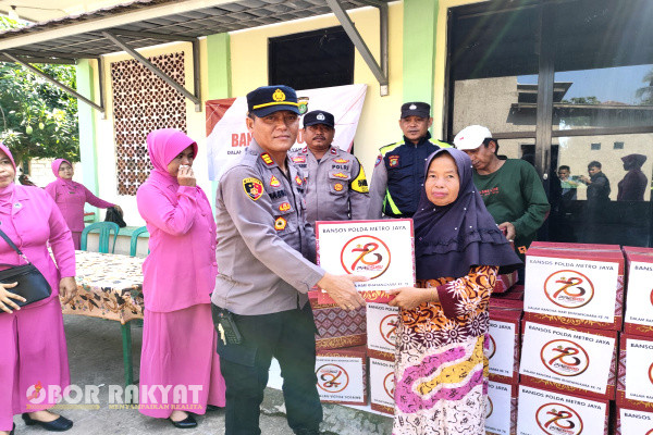 Bekasi, Obor Rakyat - Dalam rangka memperingati Hari Ulang Tahun (HUT) Bhayangkara ke -78, Kepolisian Sektor (Polsek) Muara Gembong, Polres Metro Bekasi giat pendistribusian pemberian bantuan sosial (Baksos).