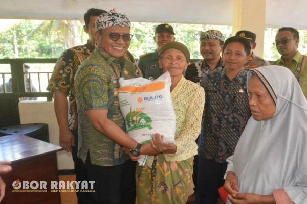 Bondowoso, Obor Rakyat - Pemerintah Kabupaten (Pemkab) Bondowoso bersama Bulog setempat kembali menyalurkan bantuan pangan (Bapang) dari pemerintah pusat.