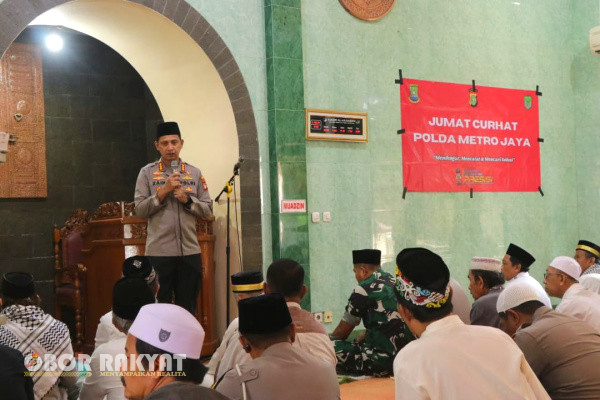 Tangerang, Obor Rakyat - Kapolres Metro Tangerang Kota, Kombes Pol Zain Dwi Nugroho melaksanakan program Jumat keliling untuk mencegah maraknya gangguan keamanan dengan meningkatkan peran serta masyarakat. Sekaligus meminta dukungan jelang Hari Bhayangkara ke-78 pada 1 Juli 2024 mendatang.