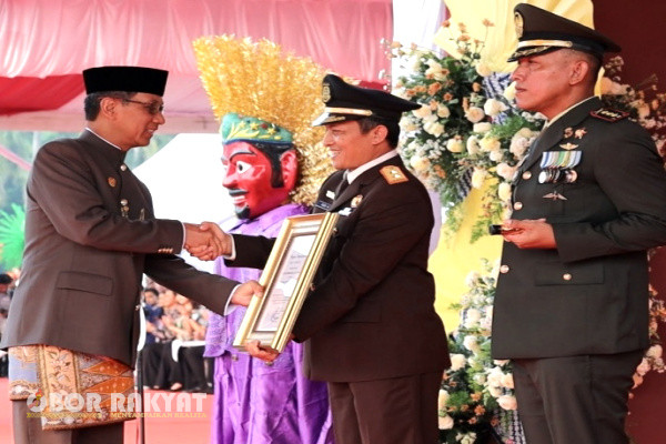 Jakarta, Obor Rakyat - Kepala Kejaksaan Tinggi (Kajati) DKI Jakarta, Rudi Margono menerima penghargaan dari Pemerintah Provinsi (Pemprov) DKI Jakarta.