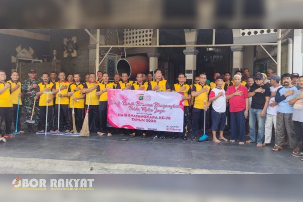 Jakarta, Obor Rakyat - Jajaran Kepolisian Sektor (Polsek) Cempaka Putih melaksanakan kegiatan “Bersih-Bersih Bersama Bhayangkara Polda Metro Jaya Dalam Rangka Hari Bhayangkara Ke-78 Tahun 2024” di Masjid Jami’us Sholih Jalan Cempaka Raya Cempaka Putih Jakarta Pusat, Minggu (23/6/2024).