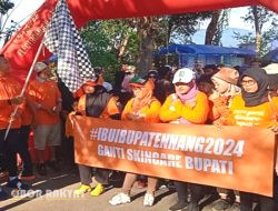 Hadiah Umrah, Ribuan Warga Masyarakat Besuki Situbondo, Ikuti Jalan Sehat Mas Rio